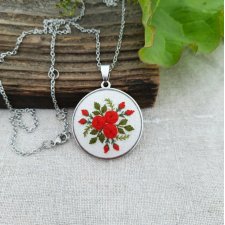 Haftowany medalion - czerwony