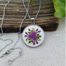 Haftowany medalion - fioletowy