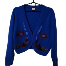 Niebieski kardigan vintage z aplikacjami kwiatowymi z jedwabiu – lambswool & angora, miękki, ciepły, retro 70s styl, krótki fason, rozmiar 36/38