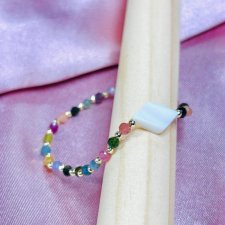 Bransoletka na gumce z kolorowych turmalinów i masy perłowej