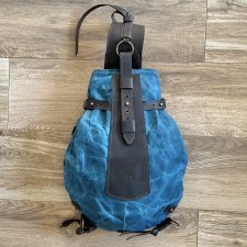 Niebieski plecak "Bukłak" ze skóry i bawełny woskowanej Vintage.