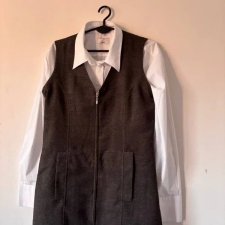 Szara długa kamizelka zapinana na zamek, kieszenie