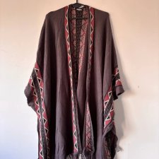 Brązowe ponczo boho z etnicznym wzorem i frędzlami – ciepłe i stylowe