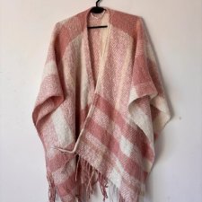 Miękkie ponczo / narzutka w delikatną różowo-kremową kratę