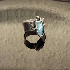 Obrączka srebrna z kyanitem regulowana