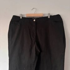 Czarne eleganckie spodnie o prostym, lekko luźnym kroju 6XL / 54 / 56