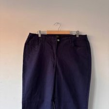 Granatowe spodnie z klasycznego, gładkiego materiału o lekko elastycznej strukturze Paola