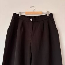 Czarne eleganckie spodnie z prostą nogawką – minimalistyczna klasyka