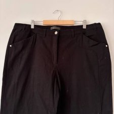 Czarne klasyczne spodnie z prostą nogawką – ponadczasowy basic