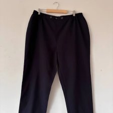 Czarne spodnie z gumką i guzikami – minimalistyczny styl i wygoda