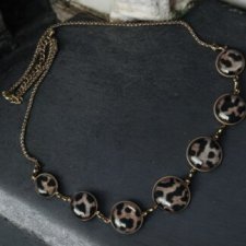 Złoty naszyjnik Panterka – odważny akcent w stylu glamour