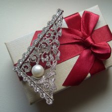 KORONKOWA BROSZA Z PERŁĄ