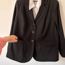Czarna marynarka damska na dwa guziki, kieszenie z klapkami Studio Rozmiar 5XL / 50 / 22