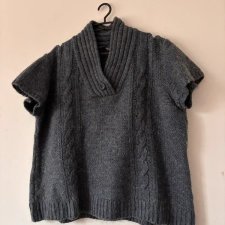 Granatowy dzianinowy sweter z krótkim rękawem