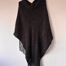 Czarne błyszczące ponczo z frędzlami, miękkie i stylowe idealne na jesień i zimę