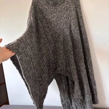 Ciepłe dzianinowe ponczo z golfem w odcieniu szaro-brązowym, miękkie i stylowe