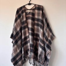 Ciepłe ponczo w kratę w odcieniach brązu, kremu i czerni