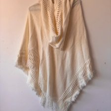 Kremowe ponczo w stylu boho handmade z frędzlami