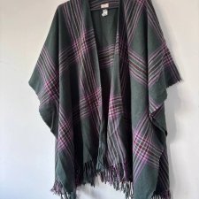 Przytulne zielone ponczo w bordowo-różową kratę z frędzlami