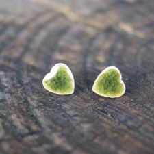 Malutkie zielone serduszka ceramiczne kolczyki/stal chirurgiczna