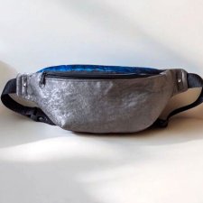 Błyszcząca szara nerka z granatową klapą w róże