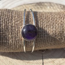 Bransoletka PETRA w kolorze srebrnym z ametystem – elegancka biżuteria handmade