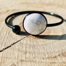 Bransoletka PETRA w kolorze czarnym z howlitem marmurkowym – biżuteria handmade