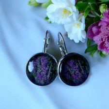 Kolczyki ŁĄKA w kolorze srebrnym – okrągłe kolczyki z motywem krwawnicy