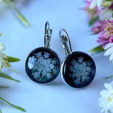 Kolczyki ŁĄKA w kolorze srebrnym – okrągłe kolczyki z motywem aminka