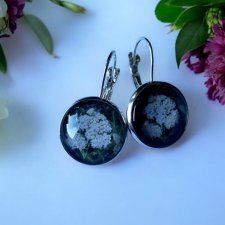 Kolczyki ŁĄKA w kolorze srebrnym – okrągłe kolczyki z motywem krwawnika