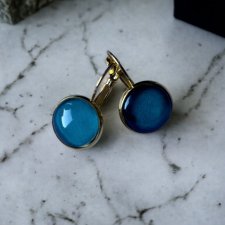 Kolczyki w kolorze złotym z ciemnozielonym oczkiem – elegancja w szmaragdowym tonie