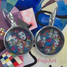 Kolczyki w kolorze srebrnym – okrągłe kolczyki z motywem pop art