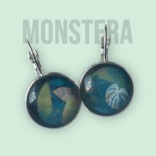 Kolczyki w kolorze srebrnym – okrągłe kolczyki z motywem monstery