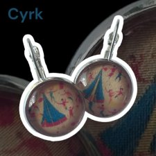 Kolczyki w kolorze srebrnym – okrągłe kolczyki z motywem cyrku