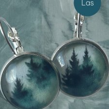 Kolczyki w kolorze srebrnym – okrągłe kolczyki z motywem lasu