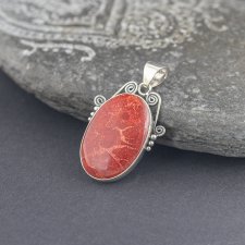 Srebrny wisiorek z koralem