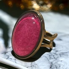 Pierścionek w kolorze złotym – owalny pierścionek z oczkiem w kolorze magenta