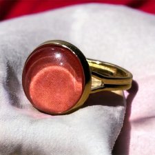 Pierścionek w kolorze złotym – okrągły pierścionek z pomarańczowym oczkiem