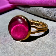 Pierścionek w kolorze złotym – okrągły pierścionek z oczkiem w kolorze magenta