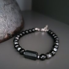 Turmalin z hematytem