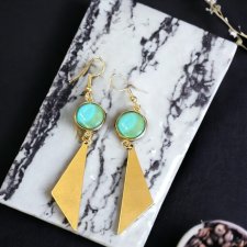 Długie kolczyki w kolorze złotym – kolczyki z seledynowym oczkiem