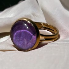 Pierścionek w kolorze złotym – okrągły pierścionek z fioletowym oczkiem