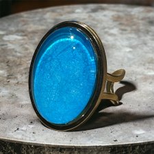 Pierścionek w kolorze złotym – owalny pierścionek z cyjanowym oczkiem