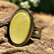 Pierścionek w kolorze złotym – owalny pierścionek z żółtym oczkiem