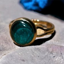 Pierścionek w kolorze złotym – okrągły pierścionek z ciemnozielonym oczkiem