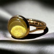Pierścionek w kolorze złotym – okrągły pierścionek z żółtym oczkiem