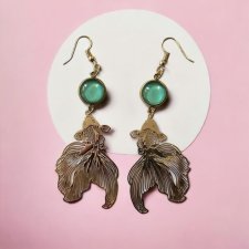 Kolczyki w kolorze złotym – z zawieszką karpia Koi i seledynowym oczkiem