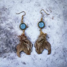 Kolczyki w kolorze złotym – z zawieszką karpia Koi i błękitnym oczkiem