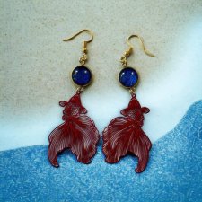 Kolczyki w kolorze złotym – z zawieszką karpia Koi i ciemnoniebieskim oczkiem