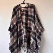 Ciepłe dzianinowe ponczo miękkie i stylowe